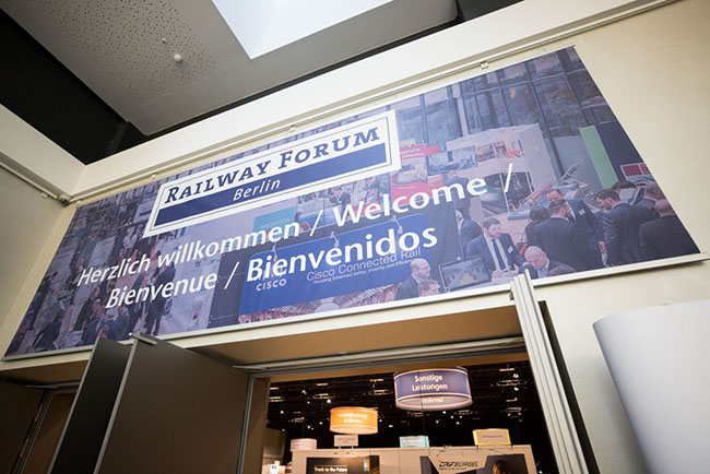 Über 1.000 Besucher diskutierten beim Railway Forum Berlin über die zentralen Zukunftsthemen der Bahnindustrie - allem voran die Digitalisierung. (Foto: © IPM/offenblen.de)