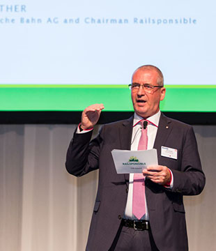 Uwe Günther, Leiter Beschaffung Deutsche Bahn AG, verlieh den Nachhaltigkeitspreis Railsponsible (Foto: IPM / Offenblen.de)