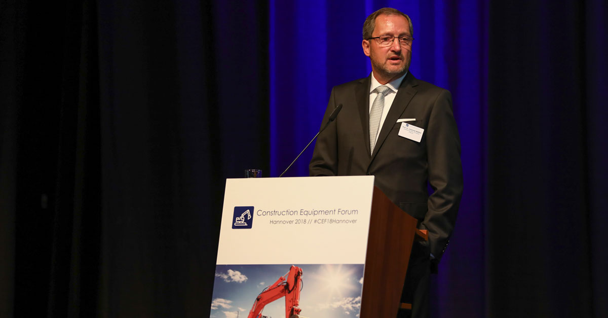 Professor Walther (IPM) eröffnet das erste Construction Equipment Forum, das einen wichtigen Beitrag zur Zukunftssicherung der Branche leistet (Foto: IPM)