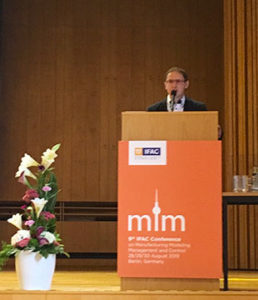 Professor Dmitry Ivanov hieß die MIM 2019 Teilnehmer willkommen