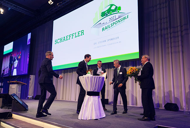 Überreichung des diesjährigen Railsponsible-Awards an Schaeffler auf dem Railway Forum 2021