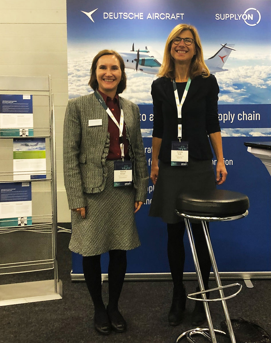 Patricia Ferrari, Einkaufsleiterin bei Deutsche Aircraft (links) zu Besuch am SupplyOn Stand