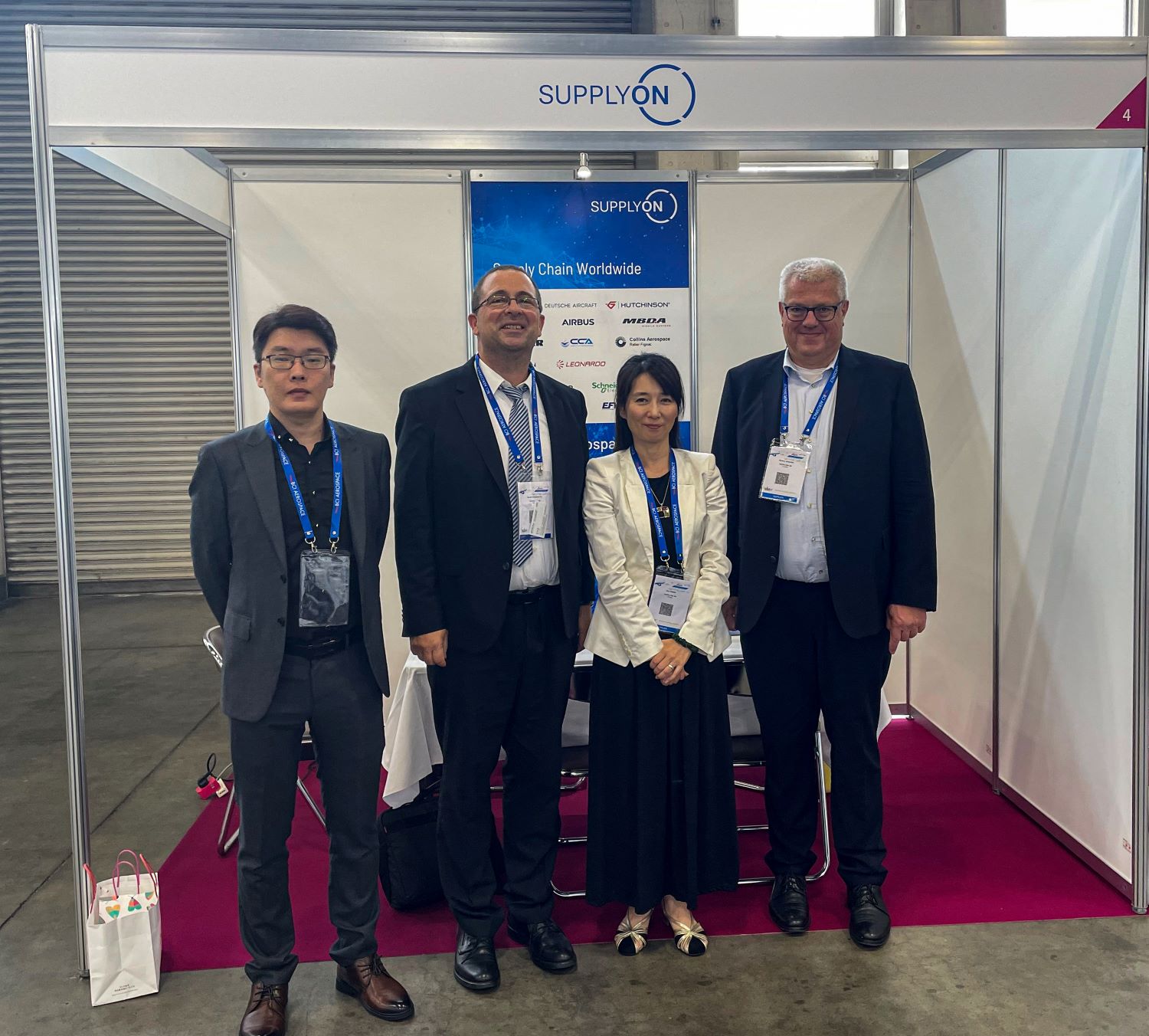 Am Stand von SupplyOn: Jin Ri, Arvid Holzwarth, Zixi Zheng, Markus Quicken (von links nach rechts)