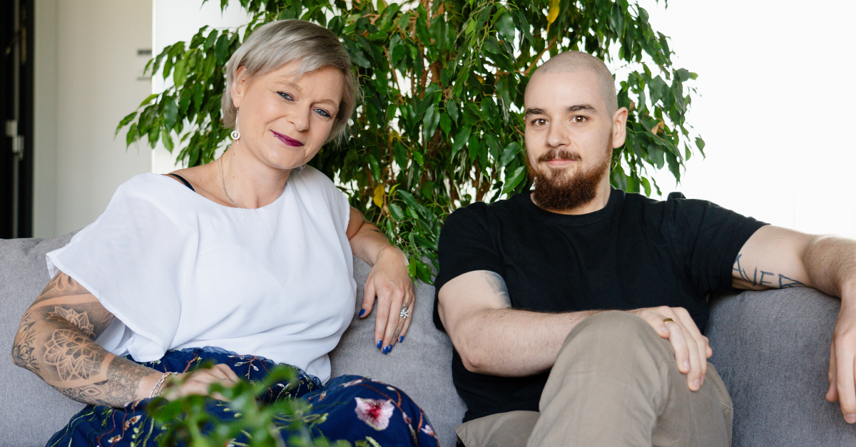 [Foto von Mirjam Schubert und Maximilian Schuderer im SupplyOn-Büro in München] „Es gibt viele verschiedene Rollen und Entwicklungsmöglichkeiten, sowohl vertikal als auch horizontal, je nach individuellen Vorlieben.“